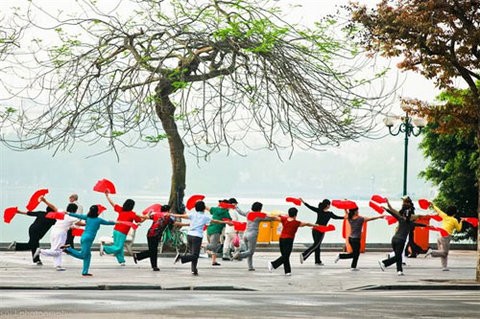 One day at Hoan Kiem Lake  - ảnh 3